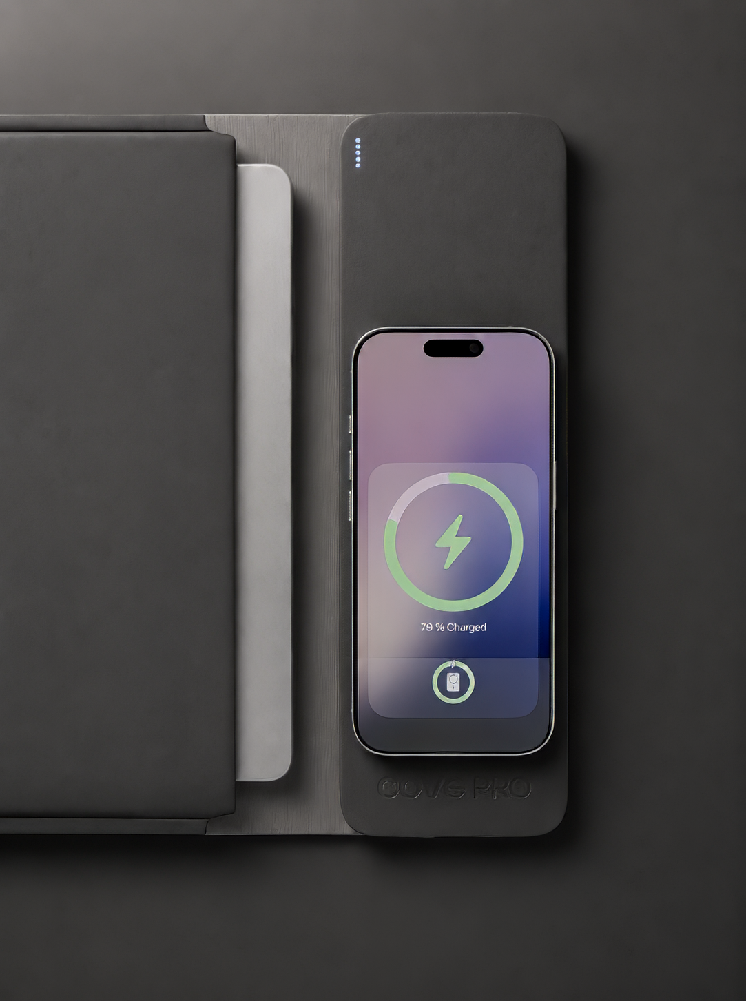 iPhone cargándose sin cables sobre la funda Cove Pro